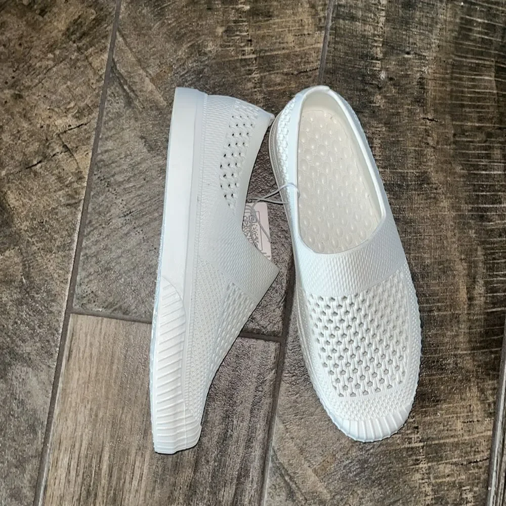 Nwt Layer 8 white slipon outdoor flats
